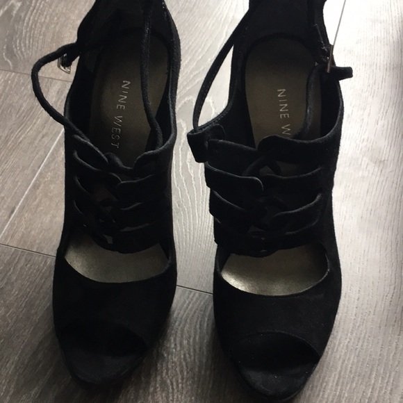 Nine West black suede heels size 5.5 - Picture 1 of 5